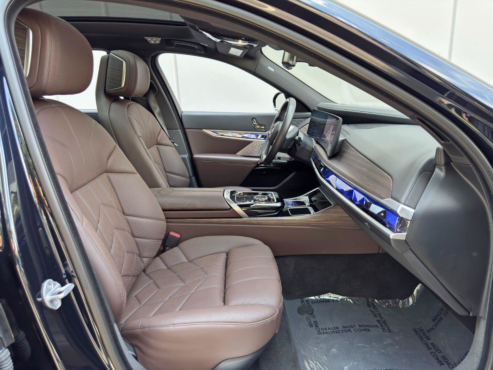 Used 2023 BMW i7 xDrive60 w/ Executive Package 2 AWD/4WD image 15