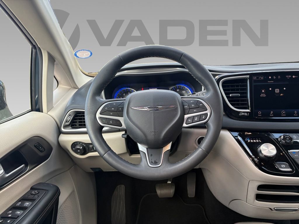 Used 2024 Chrysler Pacifica Touring-L image 12