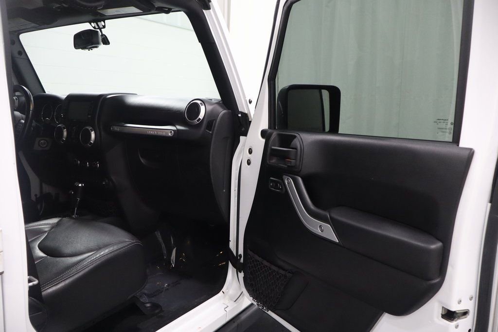 Certified 2017 Jeep Wrangler Unlimited Rubicon w/ Connectivity Group image 14