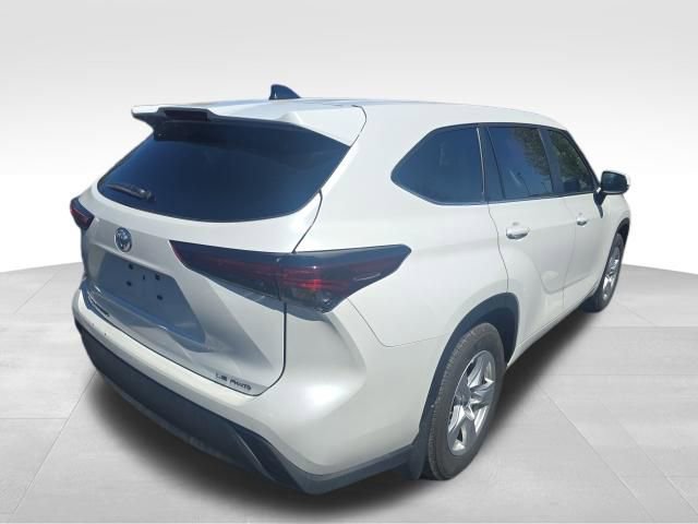 Used 2025 Toyota Highlander LE image 4