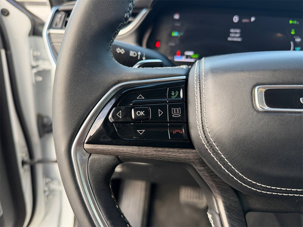 Used 2022 Jeep Grand Cherokee Overland w/ Luxury Tech Group IV image 23