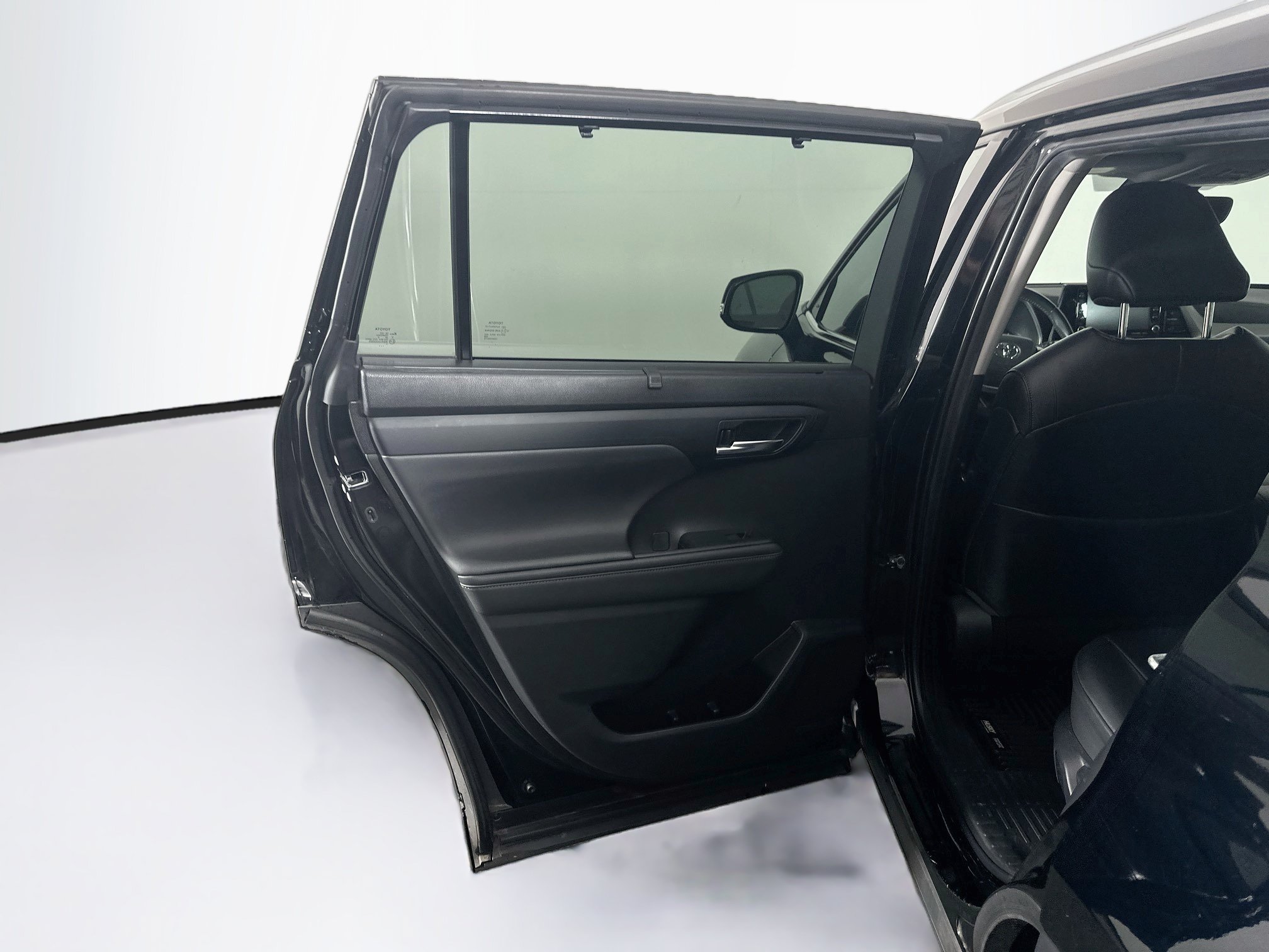Used 2022 Toyota Highlander XLE FWD image 25