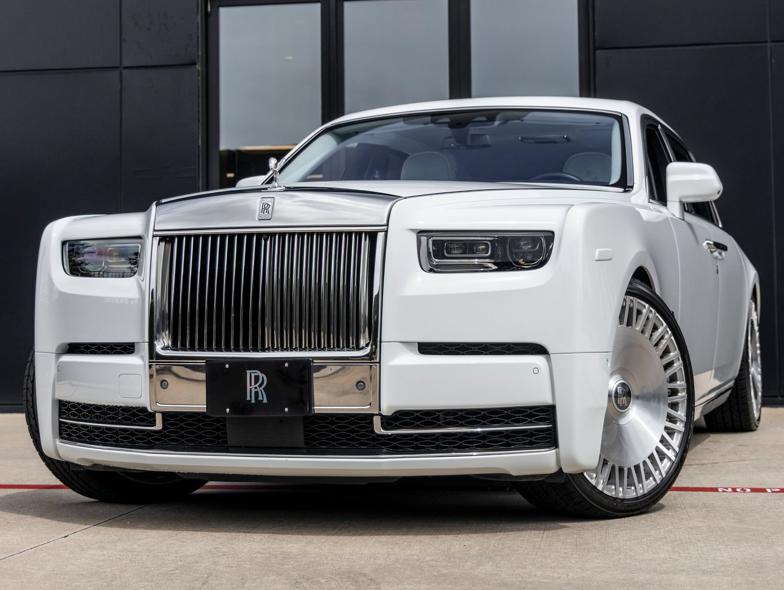 Used 2023 Rolls-Royce Phantom Extended Wheelbase w/ Leather Finishing Pack RWD image 1