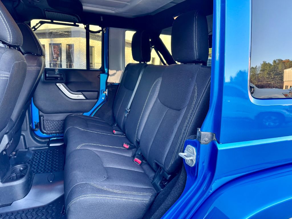 Used 2015 Jeep Wrangler Unlimited Rubicon w/ Connectivity Group image 14
