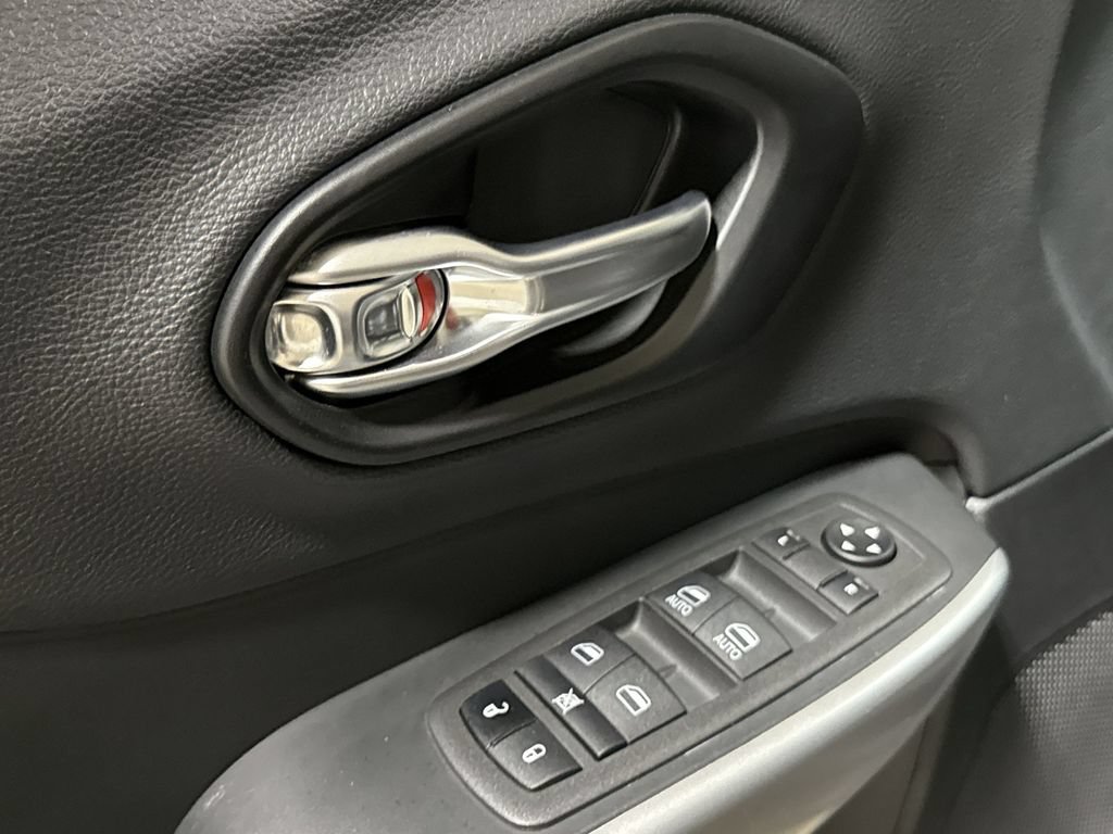 Used 2022 Jeep Cherokee Latitude AWD/4WD image 20