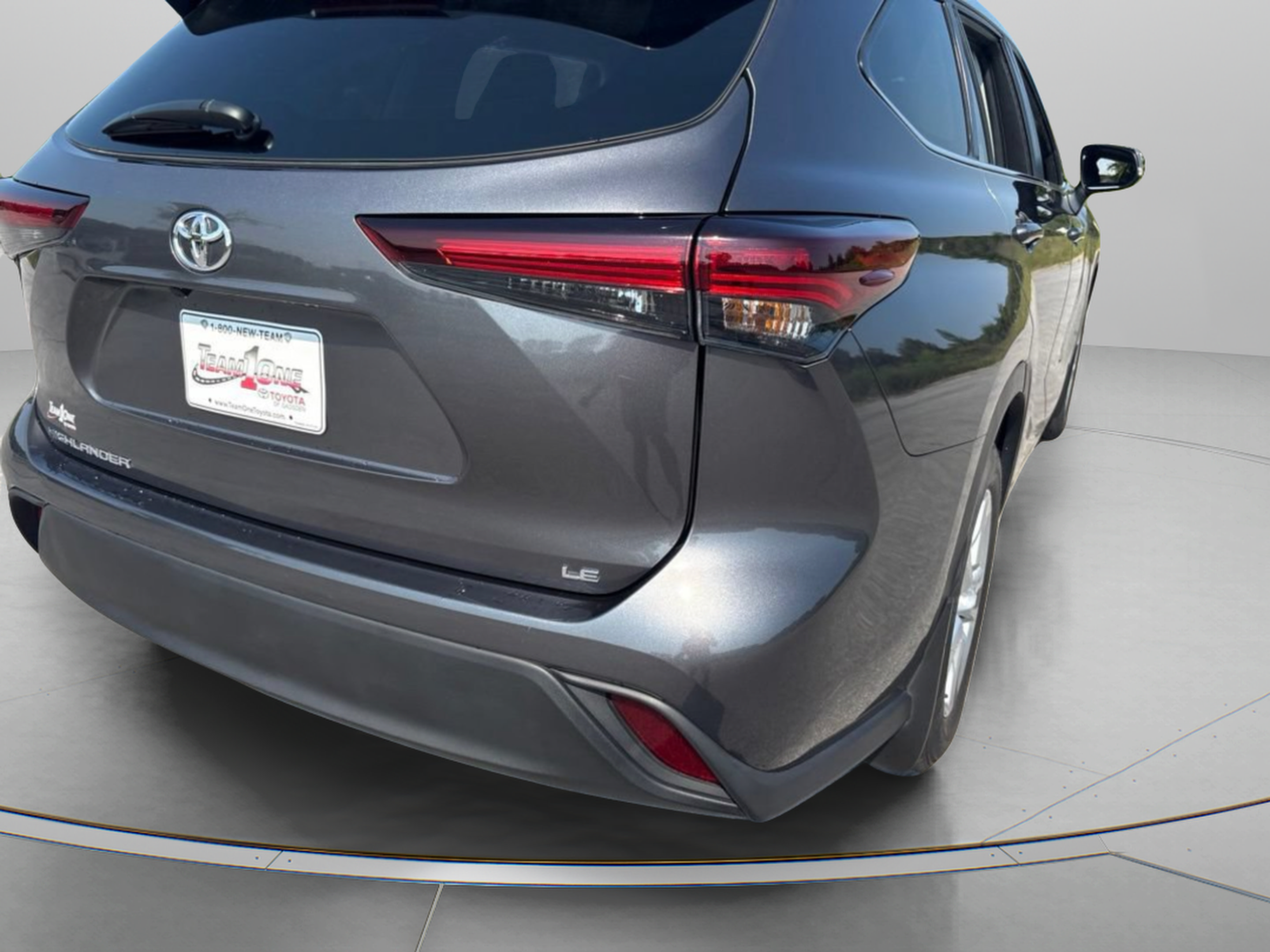 Used 2025 Toyota Highlander LE FWD image 8