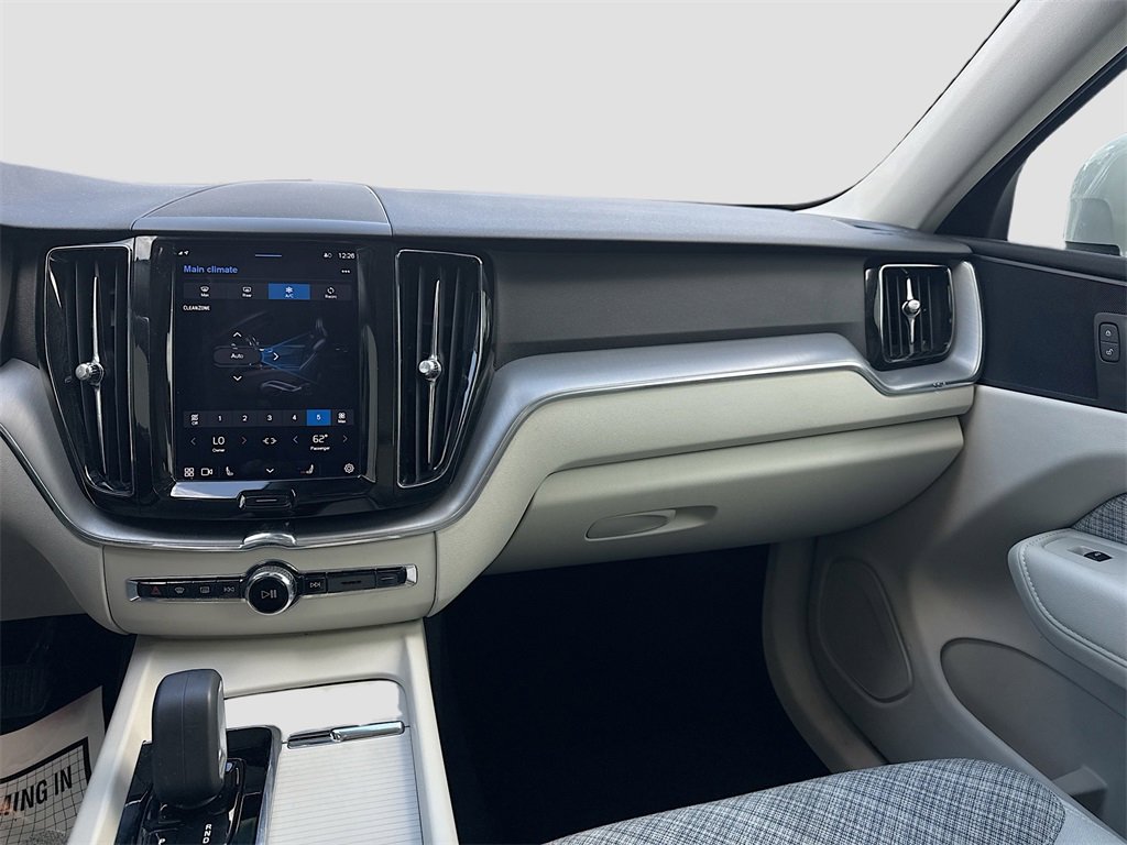 Used 2022 Volvo XC60 B5 Momentum image 26