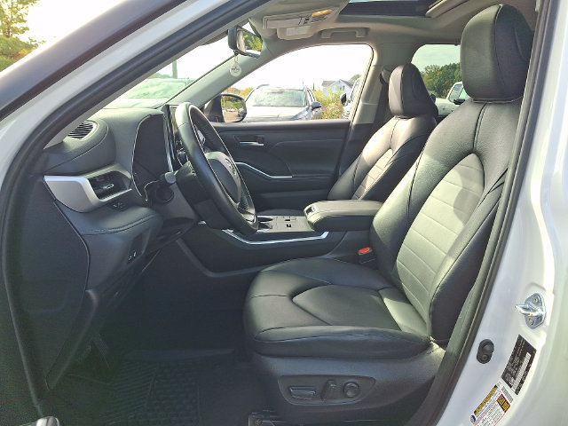 Used 2025 Toyota Highlander XLE AWD/4WD image 2