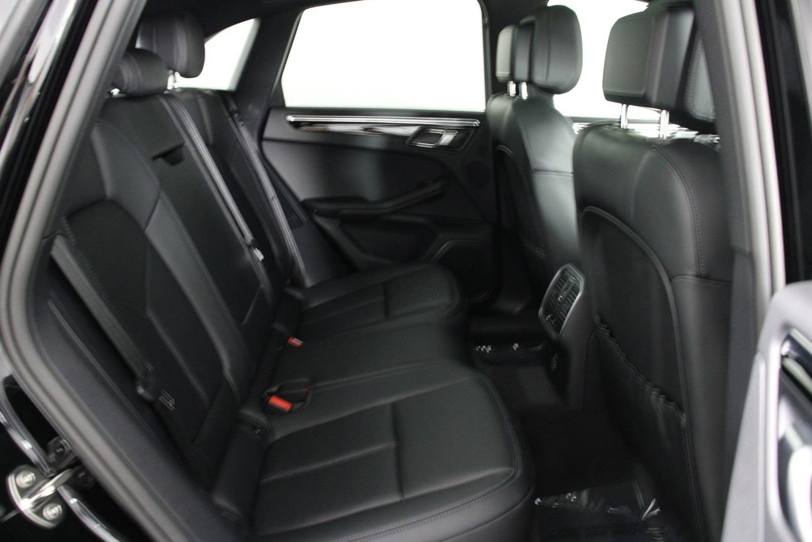 Certified 2025 Porsche Macan image 32