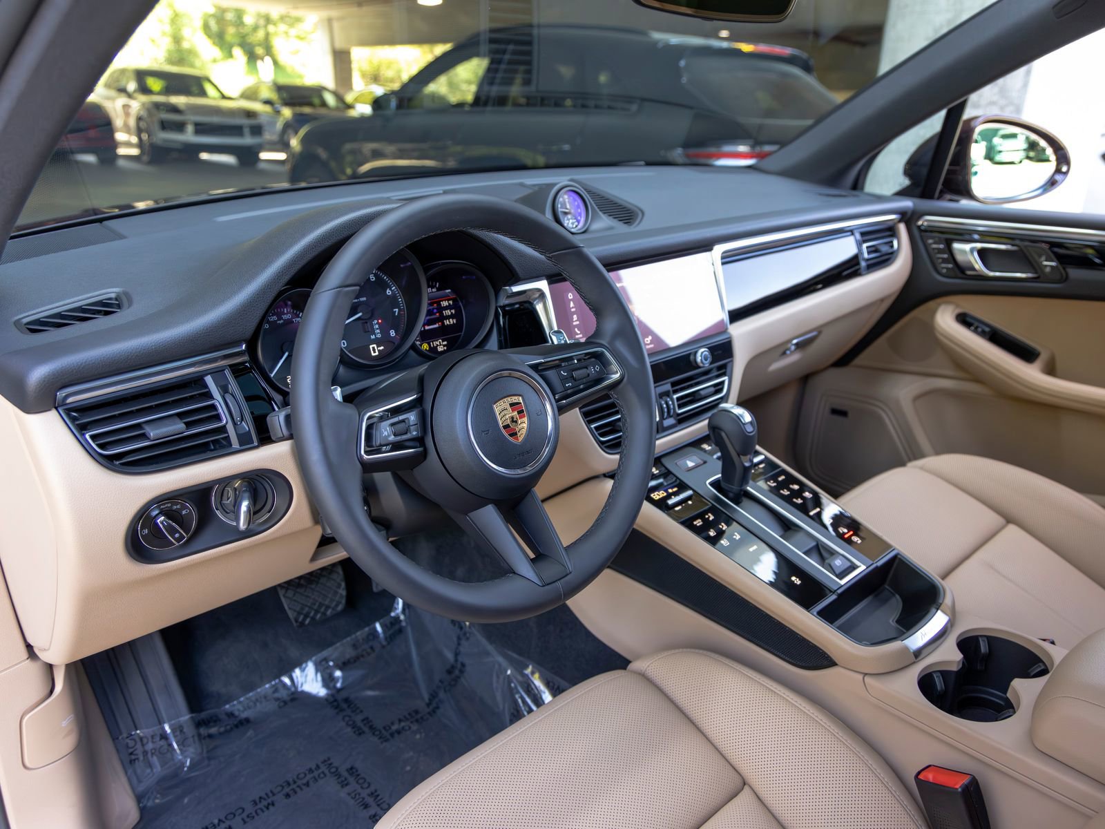 Certified 2026 Porsche Macan AWD/4WD image 4