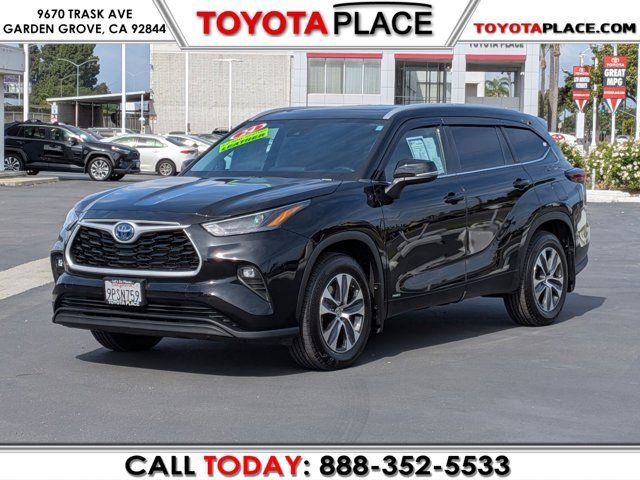 Used 2024 Toyota Highlander XLE AWD/4WD image 1