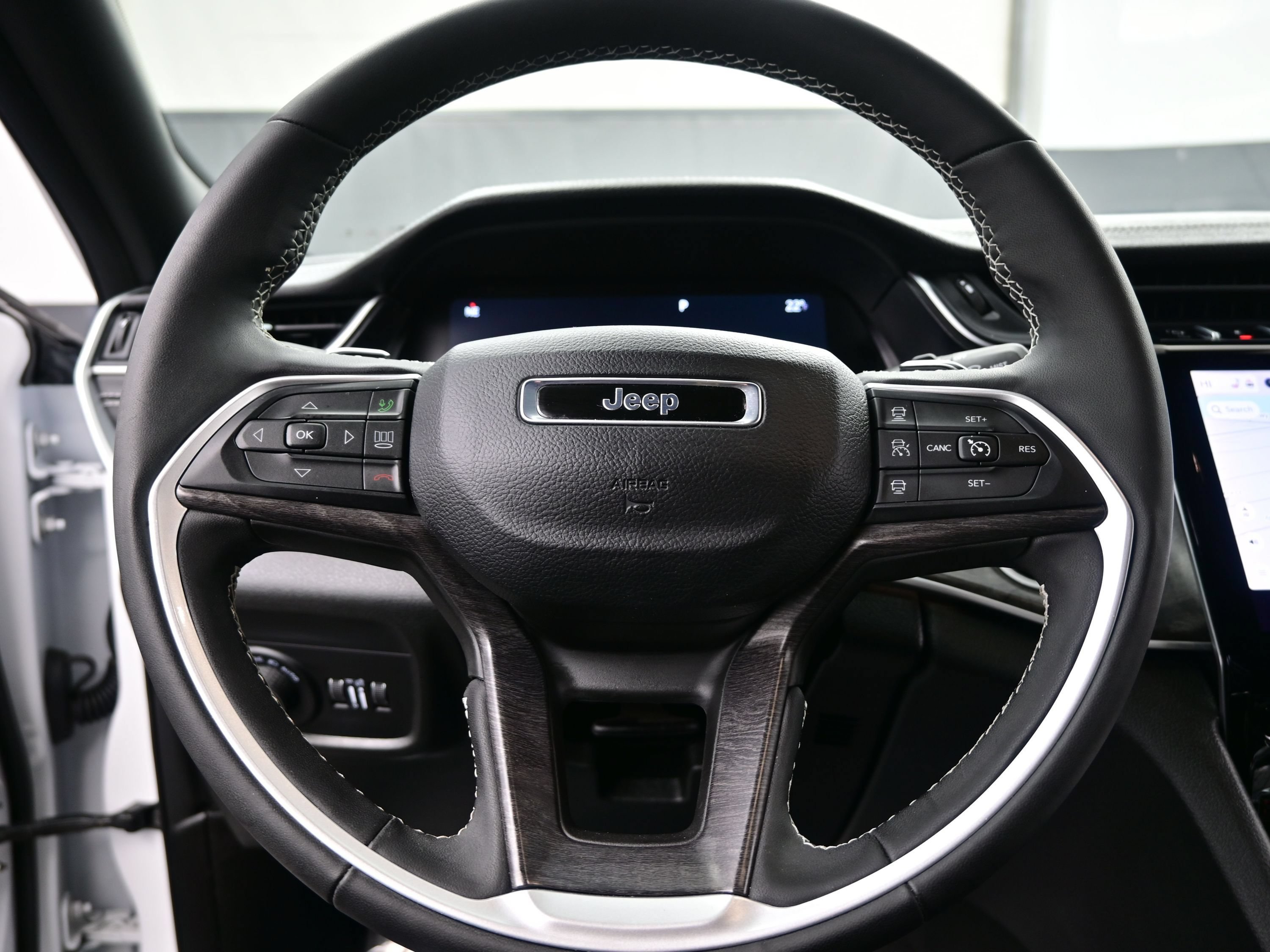 Used 2025 Jeep Grand Cherokee L Limited AWD/4WD image 25