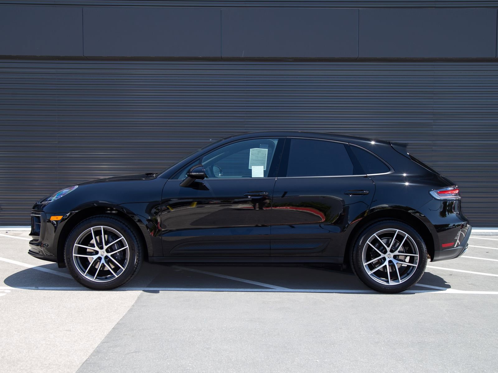 Certified 2025 Porsche Macan AWD/4WD image 2