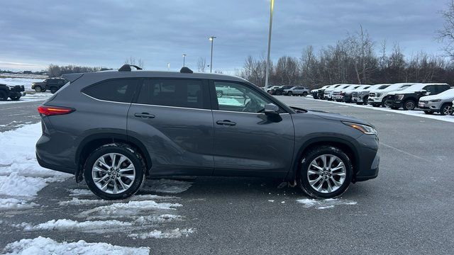 Used 2023 Toyota Highlander Limited image 2