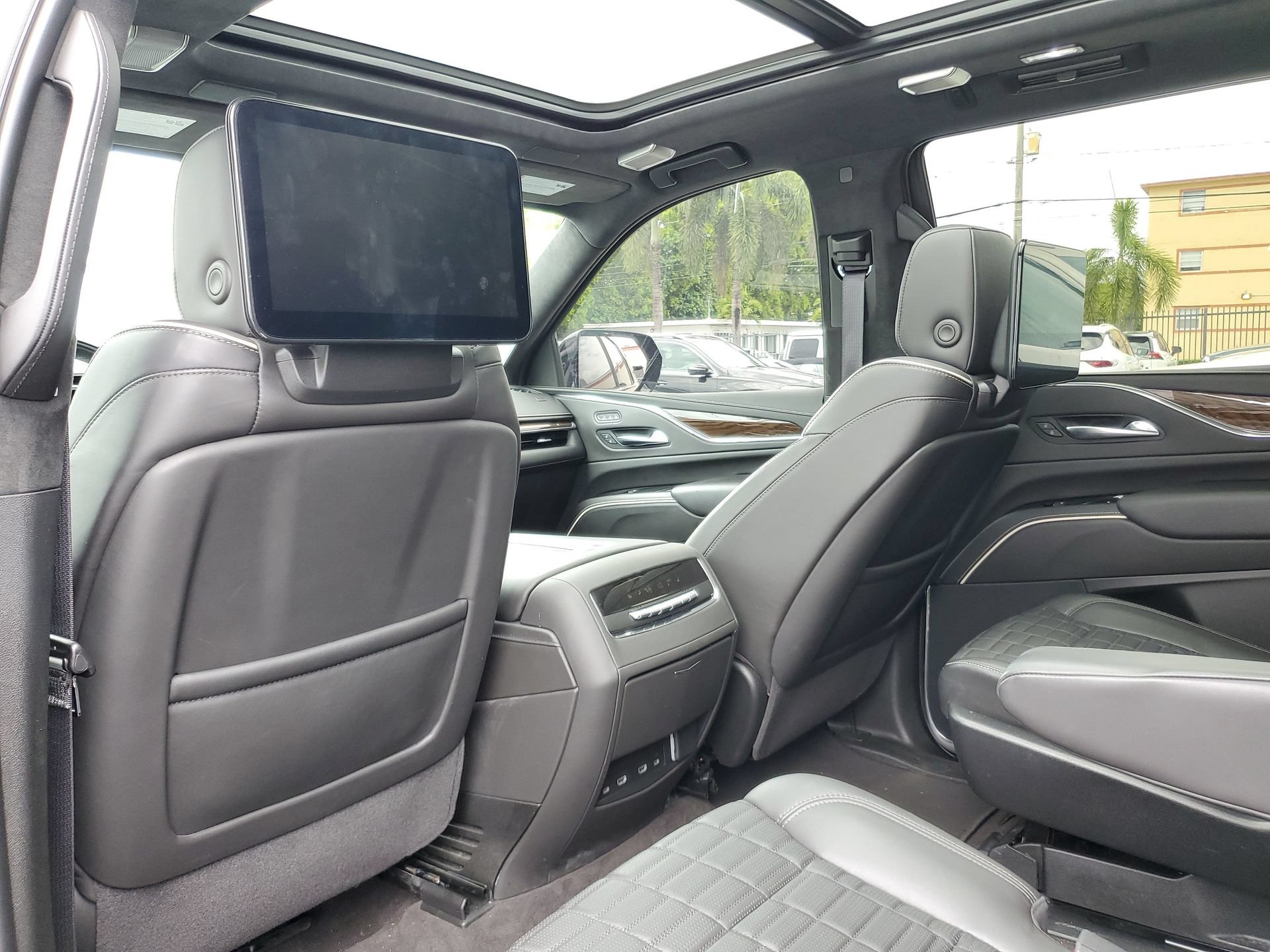 Used 2024 Cadillac Escalade Premium Luxury Platinum AWD/4WD image 11