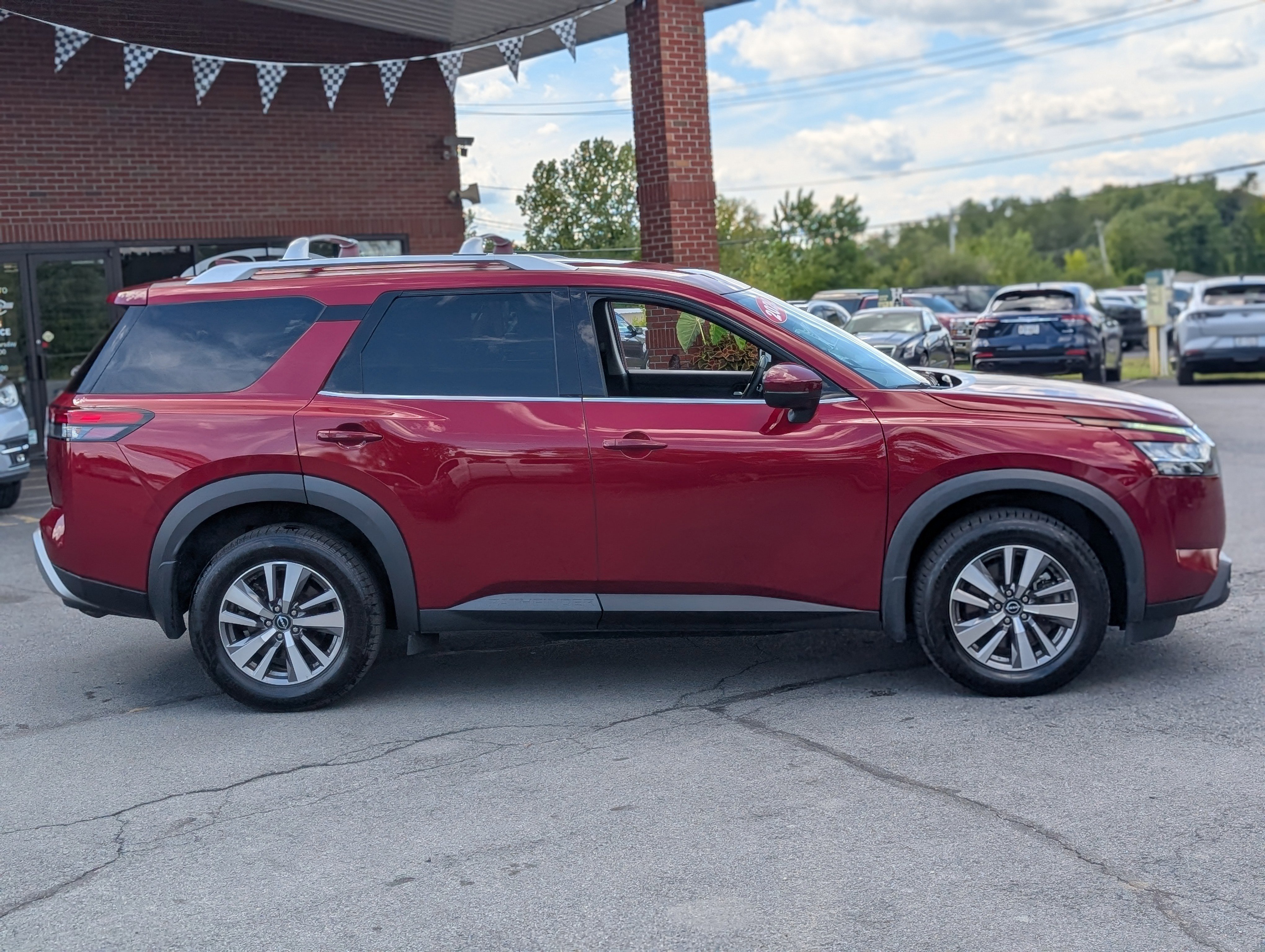 Used 2022 Nissan Pathfinder SL image 12