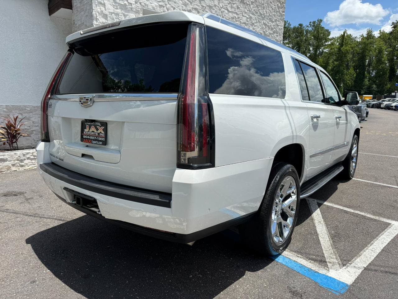 Used 2018 Cadillac Escalade ESV Luxury RWD image 17