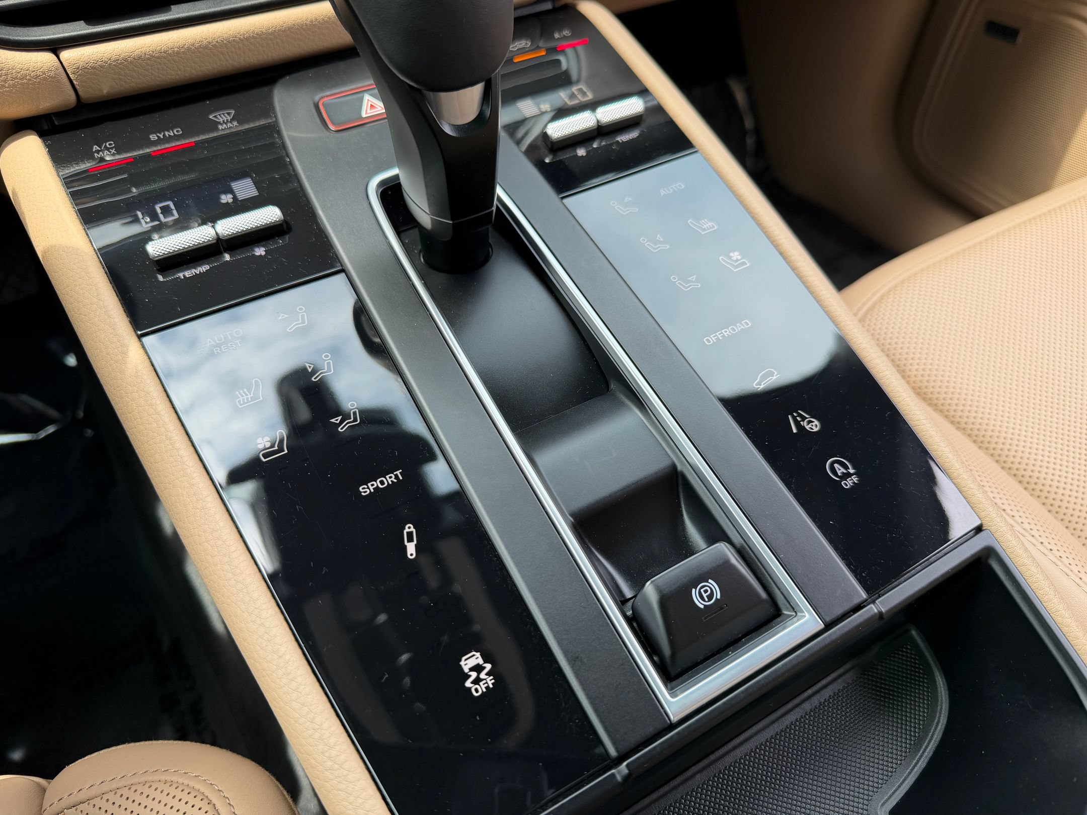 Certified 2023 Porsche Macan AWD/4WD image 31