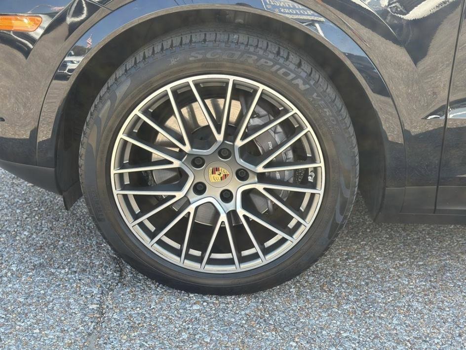 Used 2022 Porsche Cayenne Platinum Edition image 9