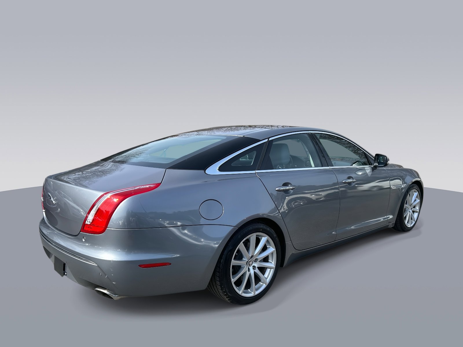 Used 2012 Jaguar XJ image 3