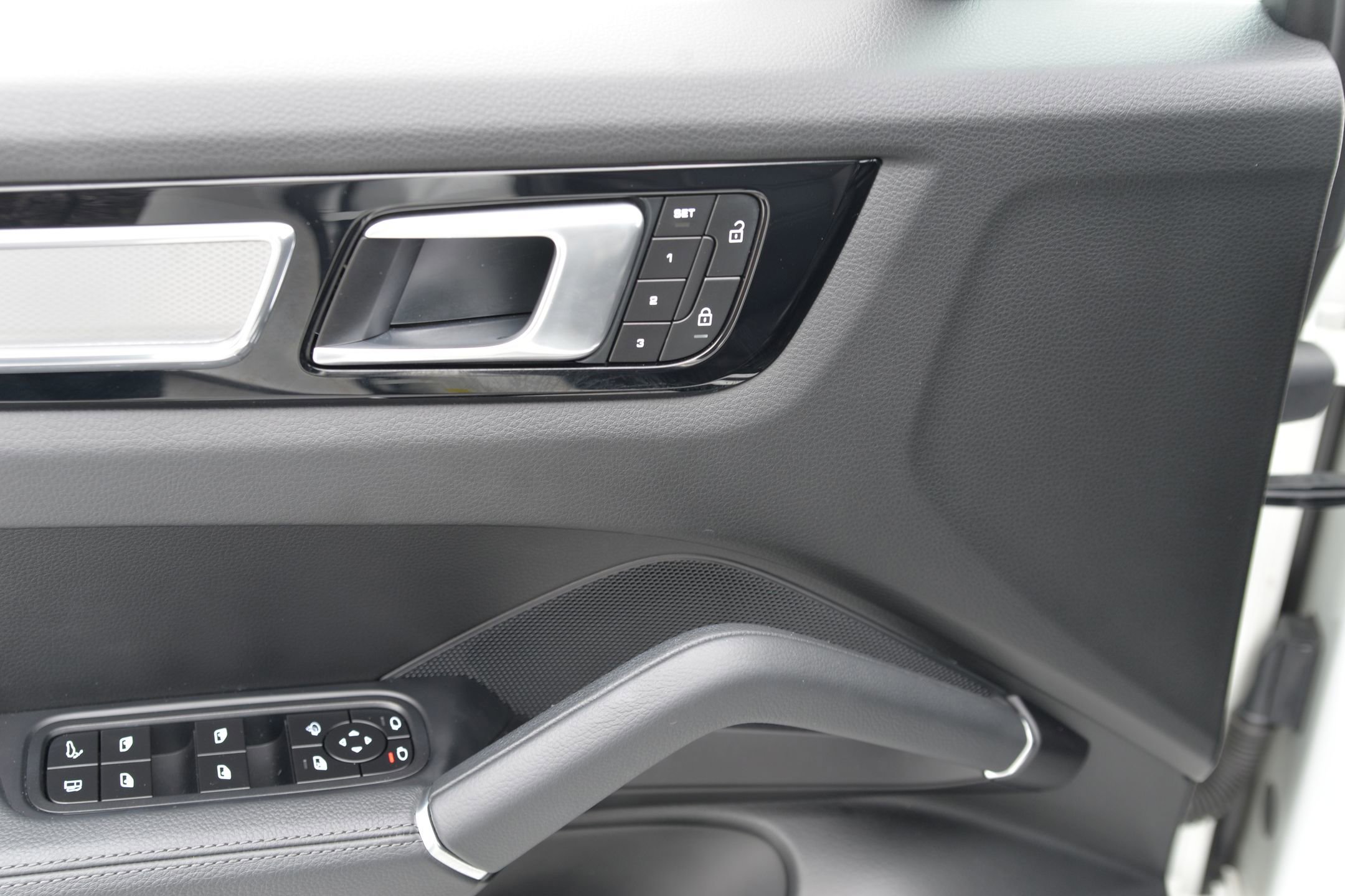 Certified 2022 Porsche Cayenne Platinum Edition image 32