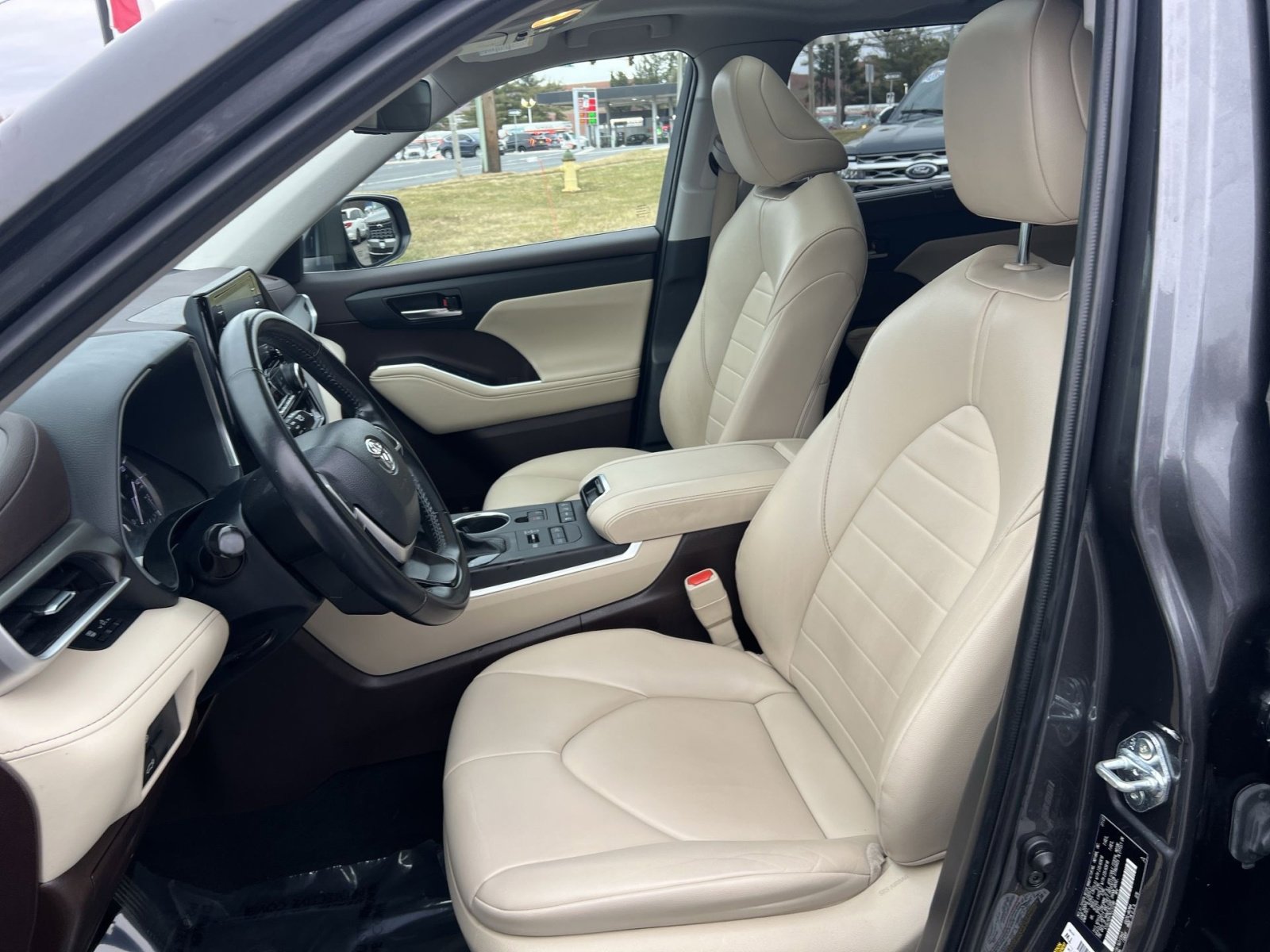 Used 2022 Toyota Highlander XLE image 13