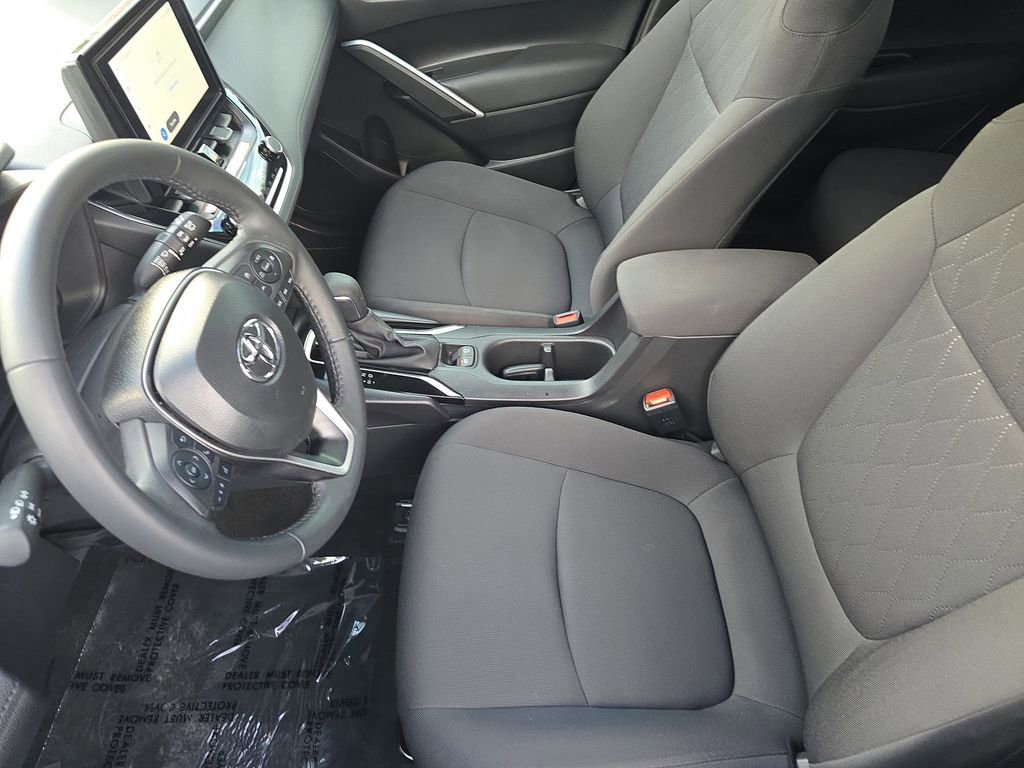 Used 2025 Toyota Corolla Cross LE image 19