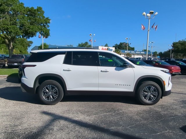 Used 2024 Chevrolet Traverse LT image 3