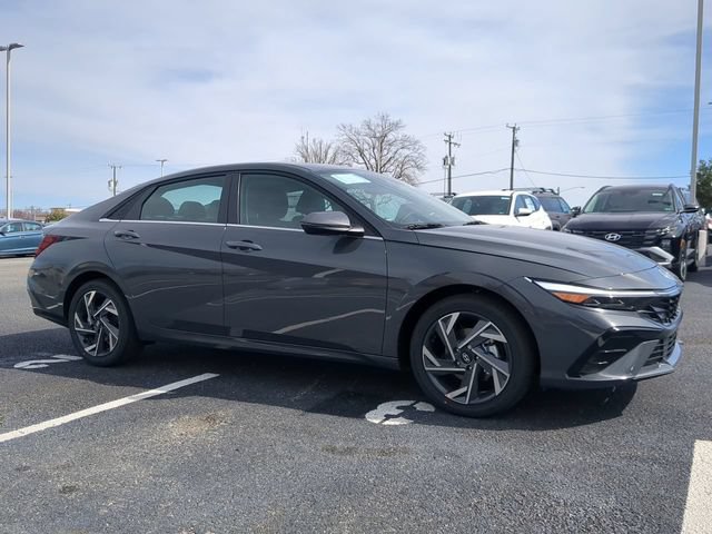 Used 2025 Hyundai Elantra Limited FWD image 2