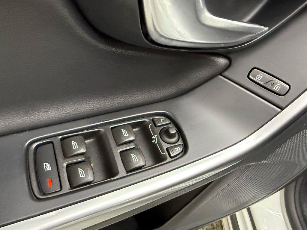 Used 2017 Volvo V60 T5 Cross Country w/ Convenience Package image 12