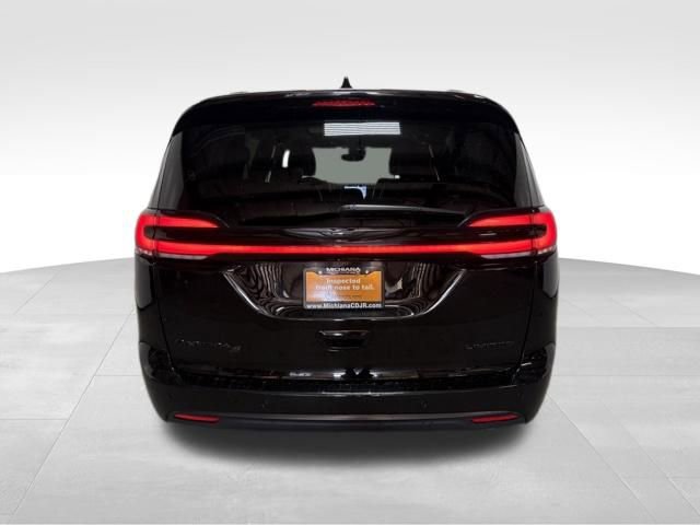 Used 2025 Chrysler Pacifica Limited image 9