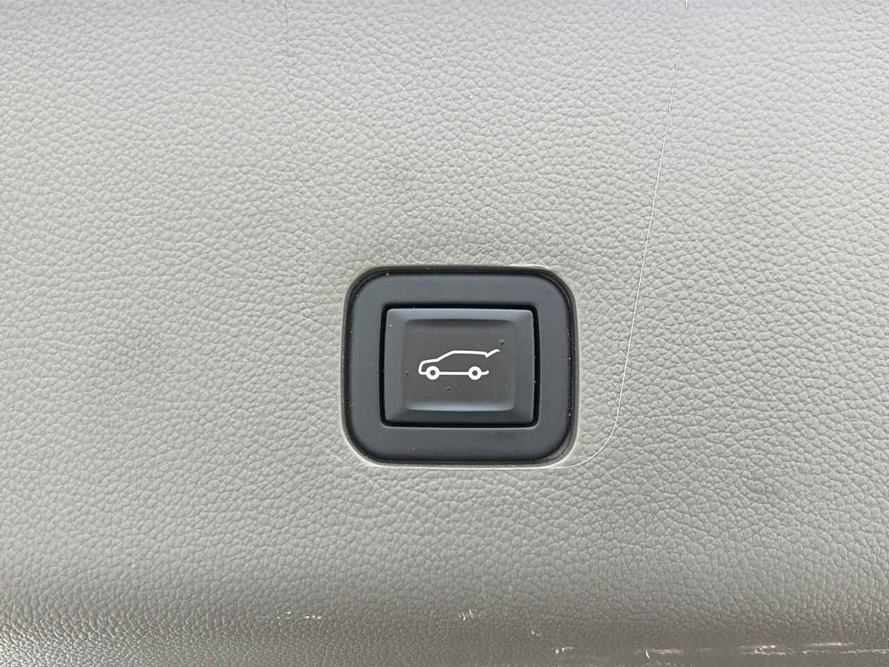 Used 2020 Chevrolet Traverse LT w/ LT Premium Package FWD image 33