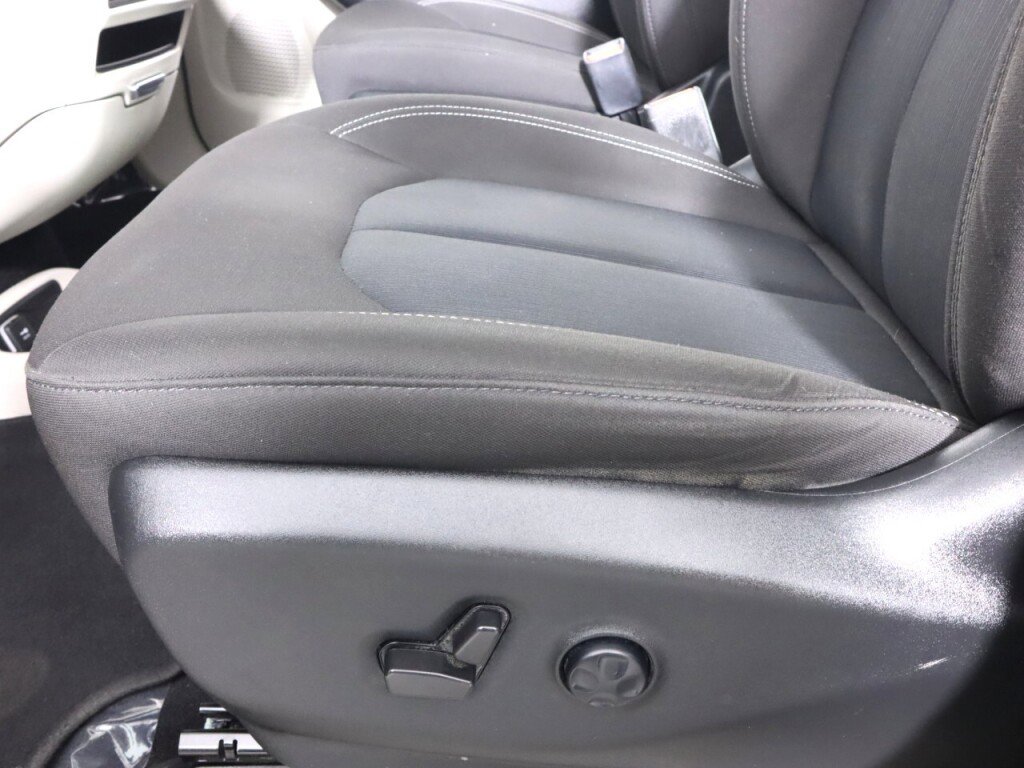 Used 2022 Chrysler Voyager LX image 30