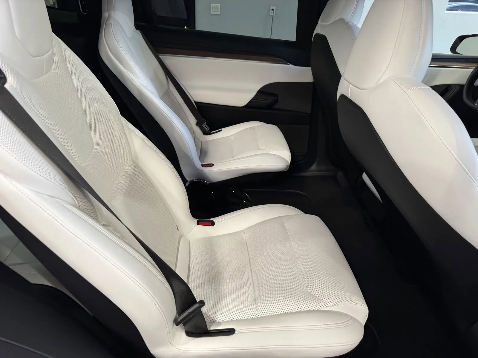 Used 2025 Tesla Model X image 8