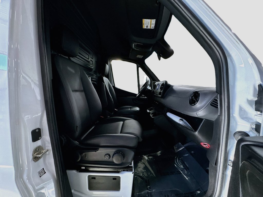 Used 2023 Mercedes-Benz Sprinter 4500 image 33