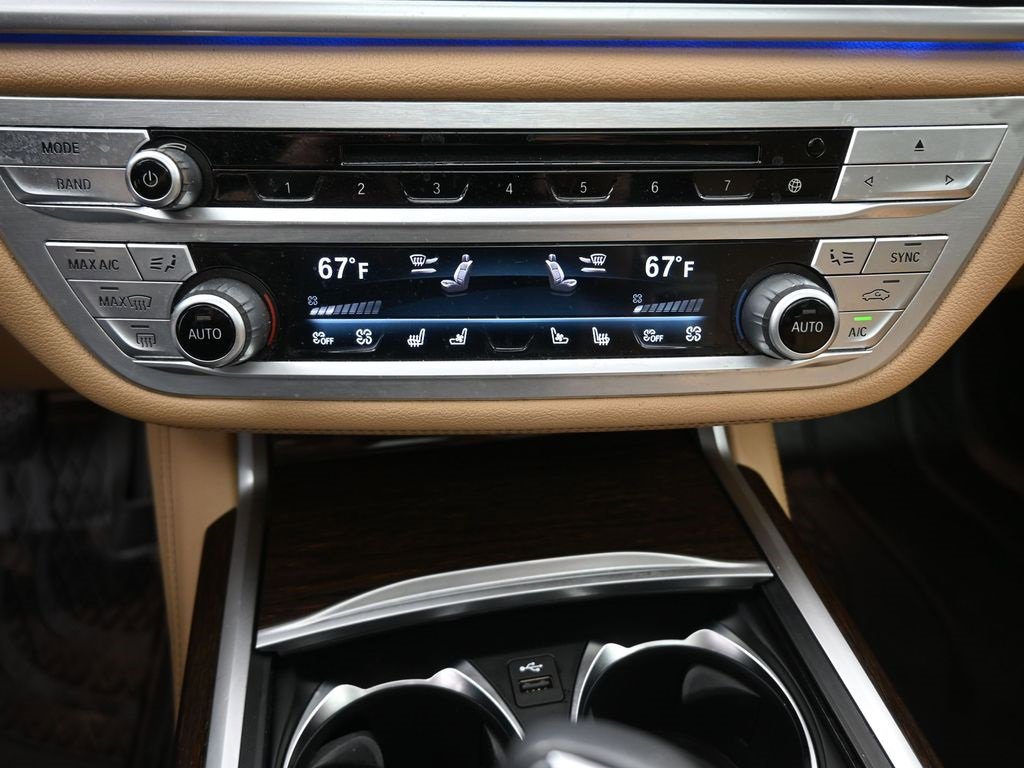 Used 2020 BMW 740i w/ Premium Package image 3