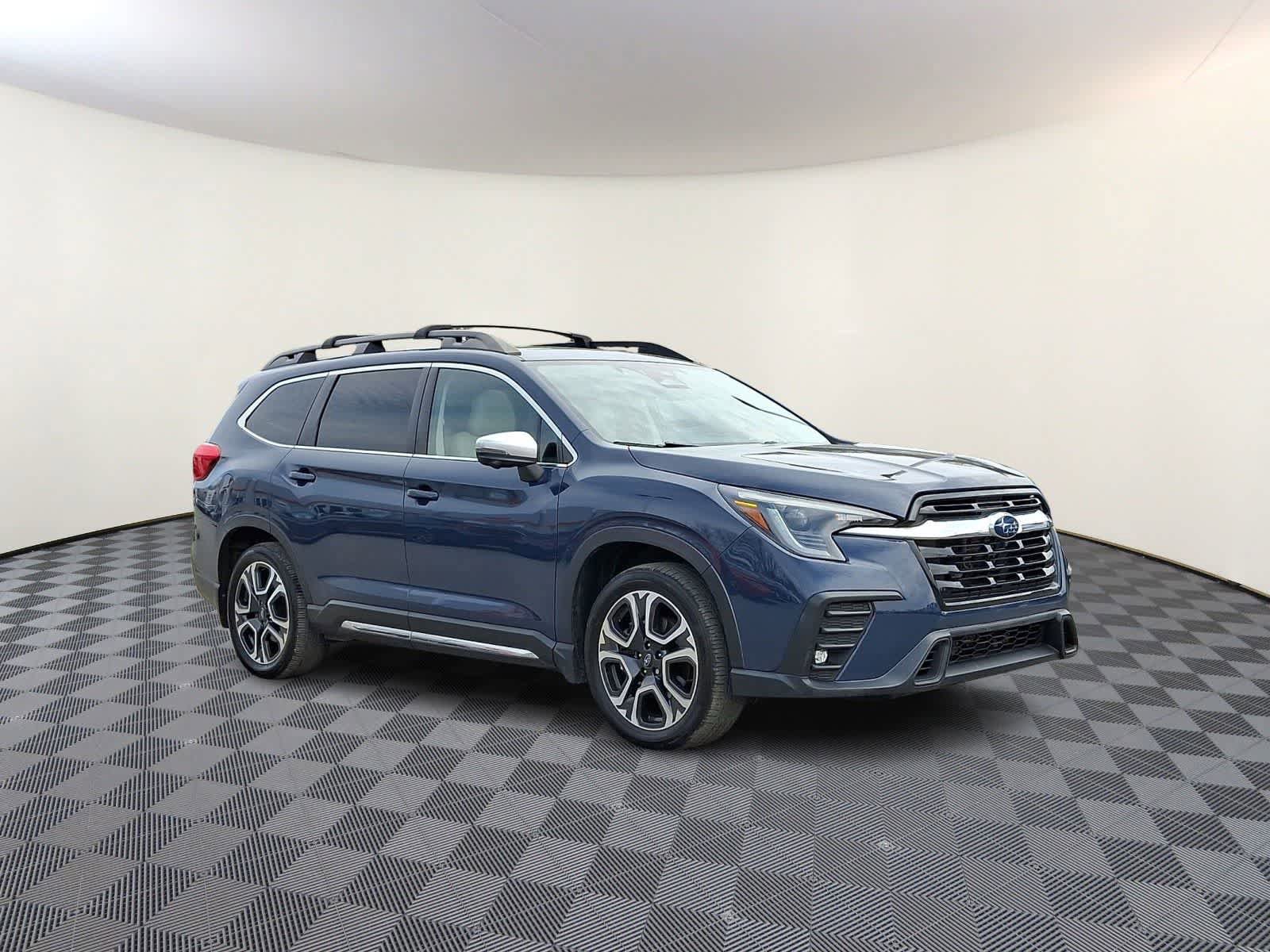 Used 2023 Subaru Ascent Limited w/ Technology Package AWD/4WD image 4