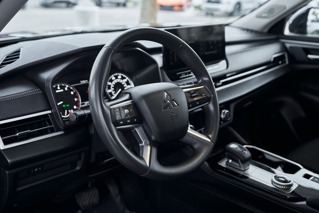 Used 2025 Mitsubishi Outlander ES image 26