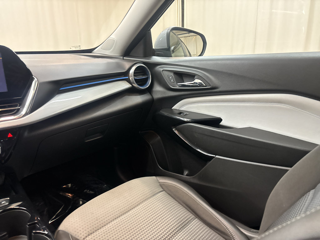 Used 2025 Chevrolet Trax LT w/ LT Convenience Package FWD image 16