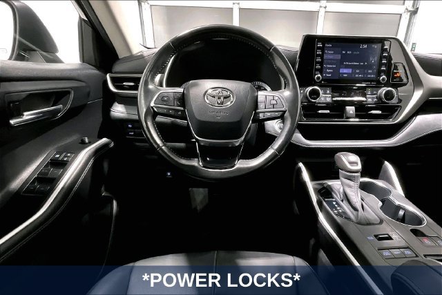 Used 2020 Toyota Highlander XLE AWD/4WD image 11