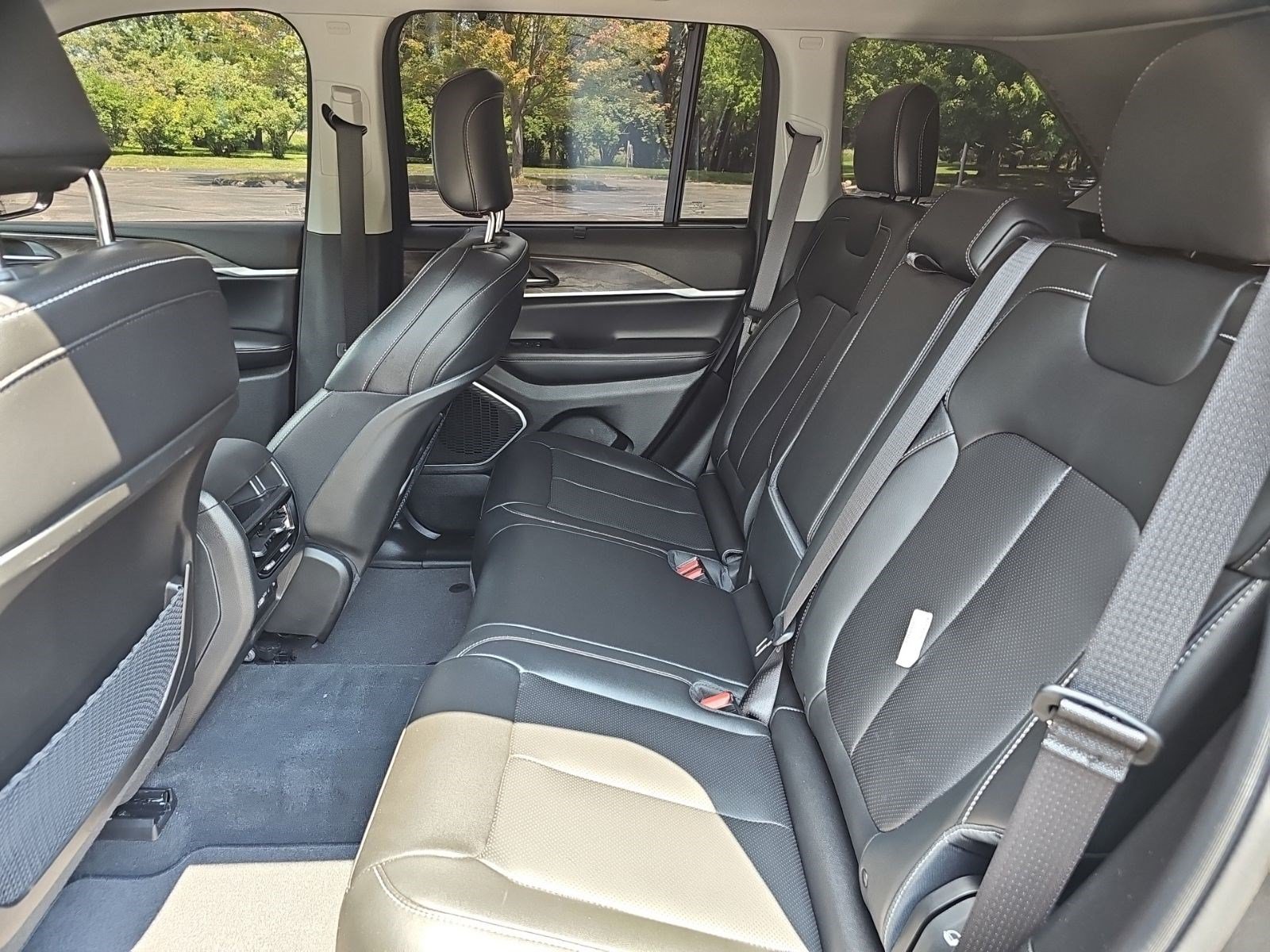 Used 2023 Jeep Grand Cherokee Limited w/ Luxury Tech Group II AWD/4WD image 17