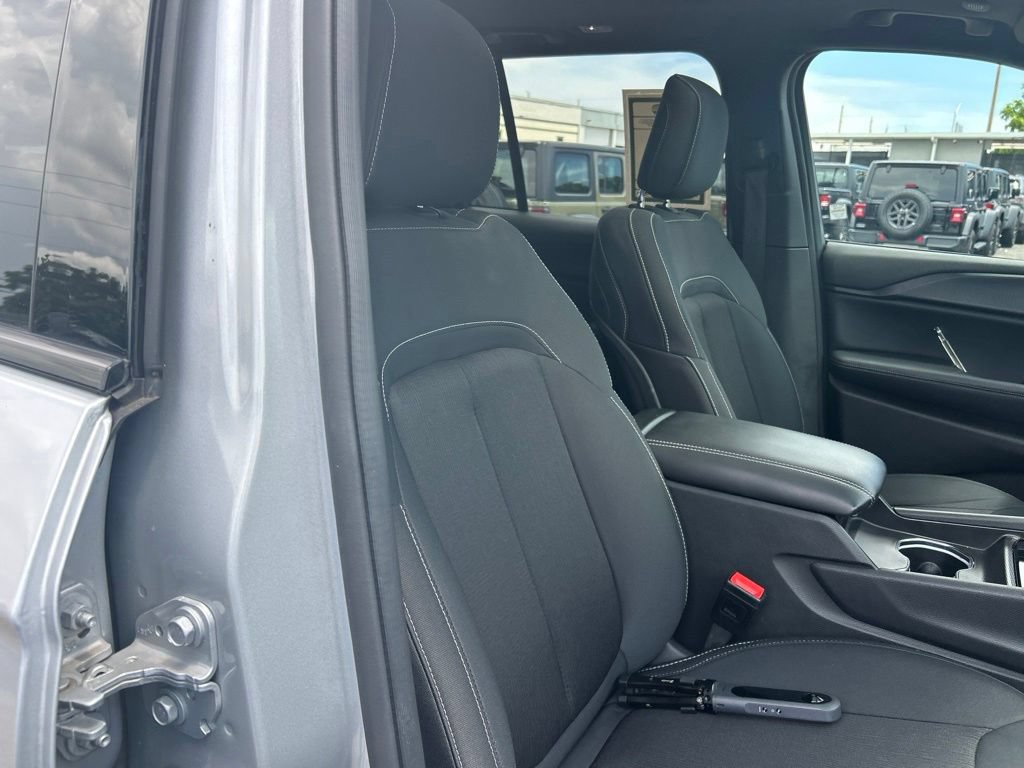 Used 2024 Jeep Grand Cherokee Laredo X w/ Luxury Tech Group I AWD/4WD image 22