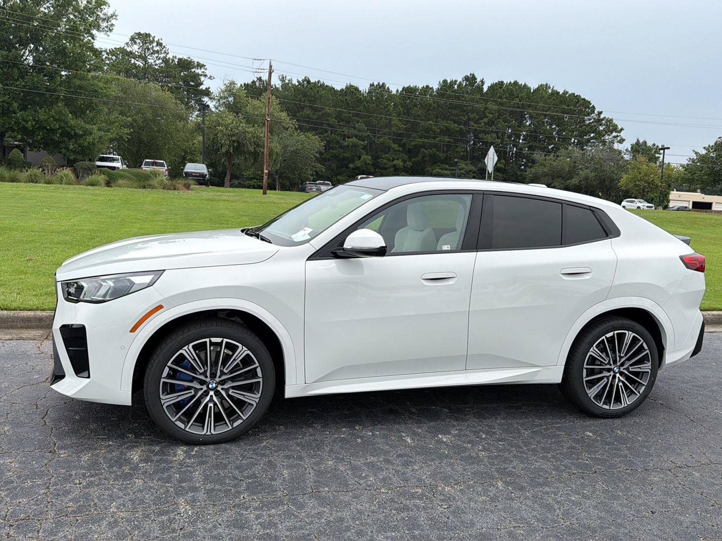 New 2026 BMW X2 xDrive28i w/ Technology Package AWD/4WD image 3