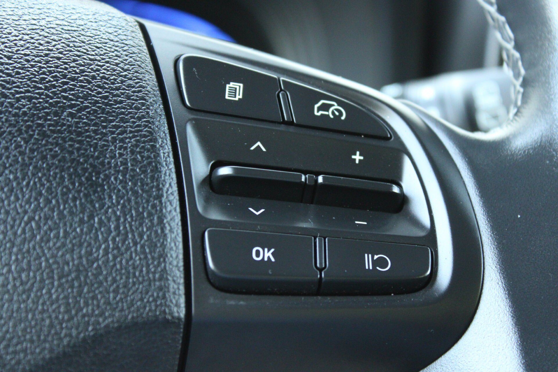 Used 2025 Hyundai Venue SEL FWD image 30