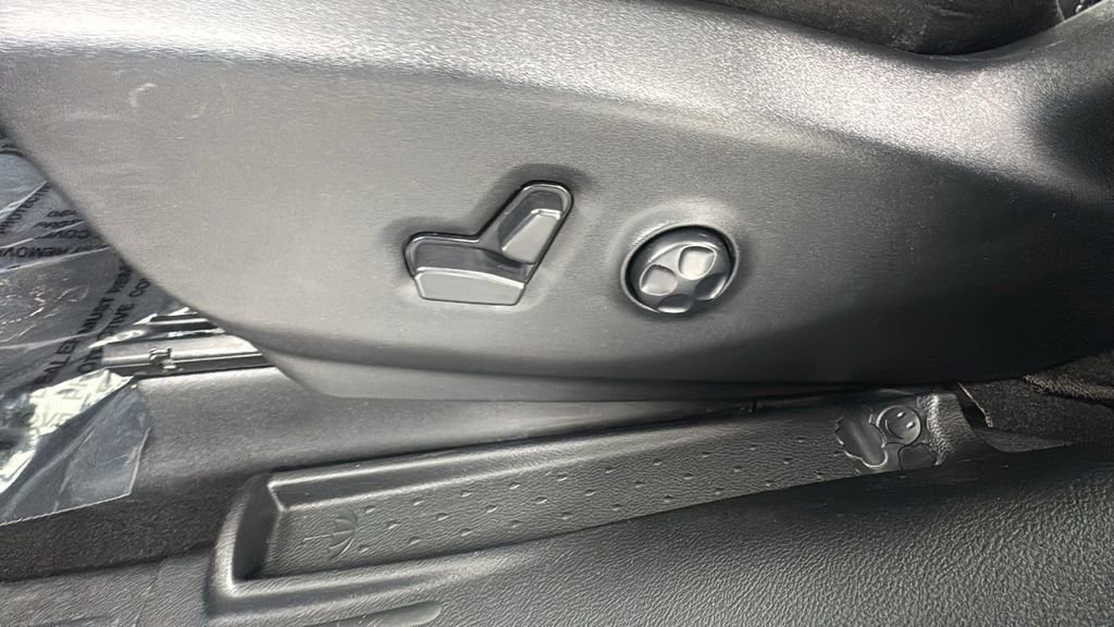 Used 2025 Chrysler Pacifica Select FWD image 11