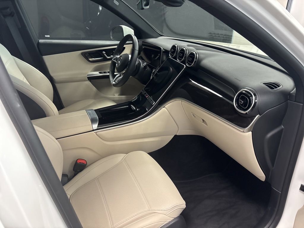 Used 2025 Mercedes-Benz GLC 300 image 9