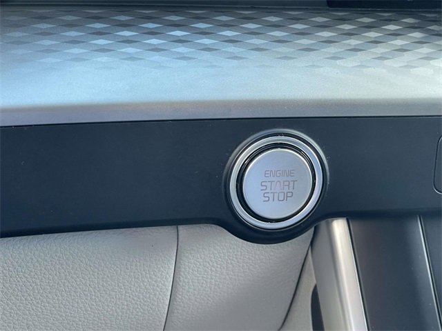 Used 2023 Kia Carnival LX image 20