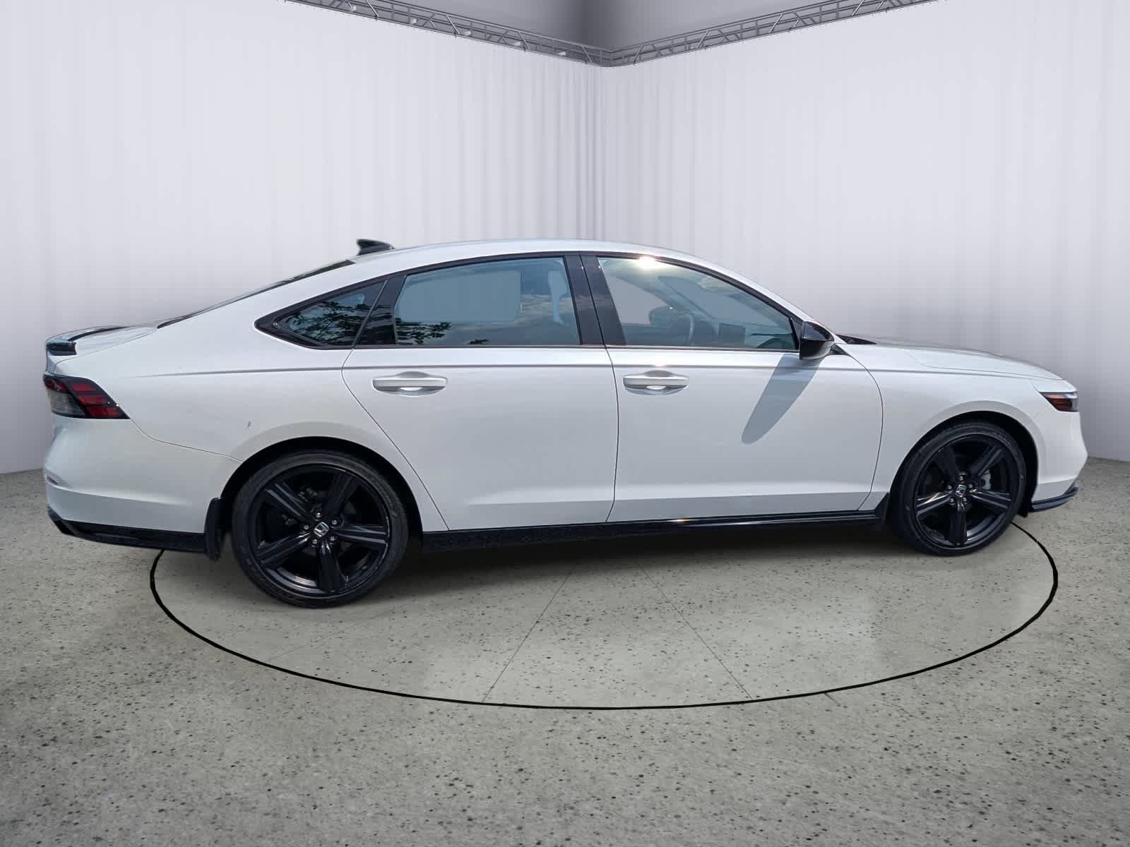 Used 2023 Honda Accord Sport image 2