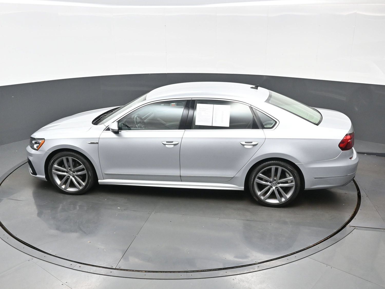 Used 2017 Volkswagen Passat 1.8T R-Line FWD image 32