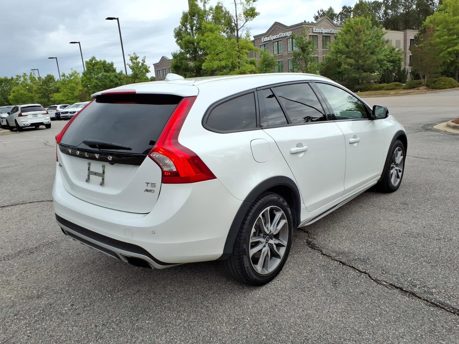 Used 2016 Volvo V60 T5 Cross Country Platinum AWD/4WD image 3